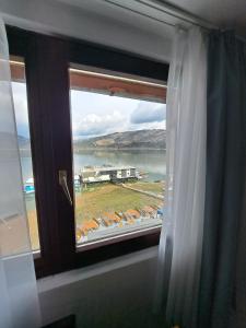 Hotel Pescarus Port Bicaz في بيكاز: نافذة مطلة على جسم ماء