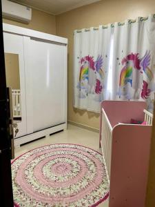 - une chambre avec un lit bébé et un rideau de douche dans l'établissement Casa para o Rondônia Rural Show, à Ji-Paraná