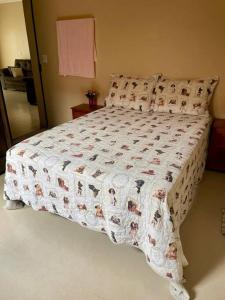 - un lit avec une couette dans une chambre dans l'établissement Casa para o Rondônia Rural Show, à Ji-Paraná