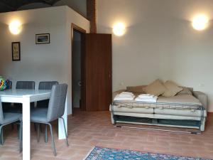 een slaapkamer met een bed en een tafel en stoelen bij La Taverna di Maria in Suvereto