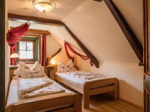 een slaapkamer met 2 bedden op een zolder bij Streuobsthof Weissenbacher in Kindberg