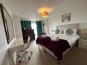 a bedroom with a bed and a desk and a mirror at Luxury 3 Specious Bedrooms Apartment in Edinburgh in Edinburgh