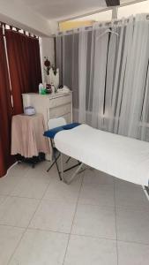een kamer met een bed, een tafel en een bureau bij Hotel Mango in Boca Chica