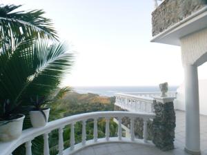 uma varanda branca com vista para o oceano em Immaculate 1-Bed Apartment in Cofresi em Las Flores