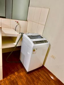 a small refrigerator in a kitchen with a sink at 200. Hermoso Departamento con Servicios Incluidos en Chorrillos in Lima