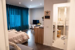 1 dormitorio con 1 cama y baño con lavamanos en Bubi House Porta Romana en Milán