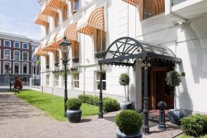 un bâtiment avec un auvent sur son côté dans l'établissement Carlton Ambassador, à La Haye