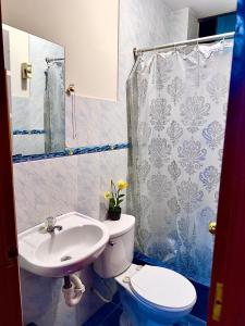 a bathroom with a sink and a toilet and a shower at 200. Hermoso Departamento con Servicios Incluidos en Chorrillos in Lima