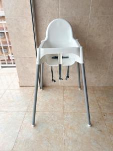 białe krzesło siedzące na podłodze wyłożonej kafelkami w obiekcie Los Urrutias, Murcia, Mar Menor w mieście Los Urrutias