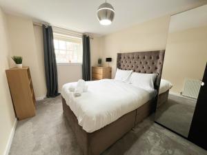 Un dormitorio con una cama grande y una ventana en Duplex Apartment in Glasgow, en Glasgow