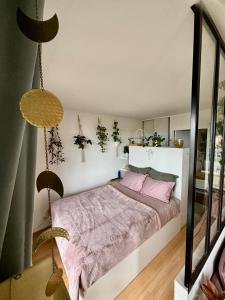 Postel nebo postele na pokoji v ubytování Studio for couple - JO PARIS 24 + 8 fotografií