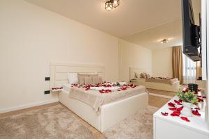 a bedroom with a bed with red roses on it at Sinfonia Lux 1205 in Sajmište
