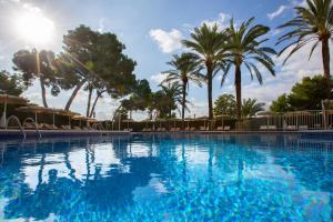 Бассейн в Mar Hotels Playa de Muro Suites или поблизости