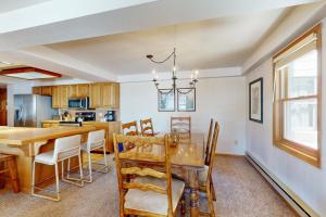 eine Küche und ein Esszimmer mit einem Tisch und Stühlen in der Unterkunft Torian Plum Creekside II in Steamboat Springs