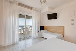 Schlafzimmer mit einem Bett und Meerblick in der Unterkunft Hotel Delaville Frontemare in Lido di Jesolo