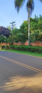een straat met een palmboom aan de kant van de weg bij Sítio charmoso in Jarinu