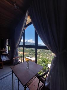 uma mesa num quarto com uma grande janela em Villa di Madeira em Divisa