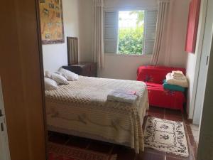 a small bedroom with a bed and a window at Sítio charmoso in Jarinu