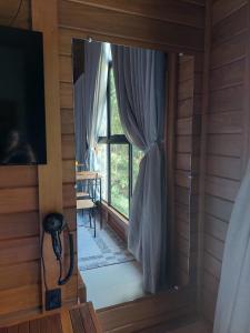 uma janela num quarto com vista para um quarto em Villa di Madeira em Divisa