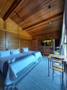 een slaapkamer met 2 bedden en een flatscreen-tv bij Villa di Madeira in Divisa