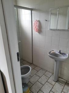 een badkamer met een toilet en een wastafel bij Sítio charmoso in Jarinu