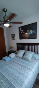 オロペサ・デル・マールにあるUrbanización la barcaのベッドルーム1室(枕2つ付)