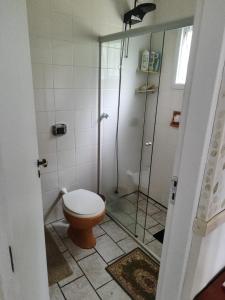 een badkamer met een toilet en een glazen douche bij Sítio charmoso in Jarinu