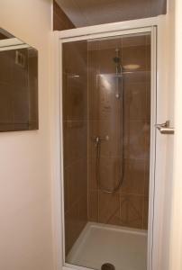 y baño con ducha y puerta de cristal. en Stunning 1-Bed Apartment close to Hotspur, en Enfield