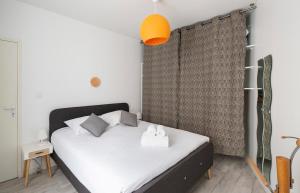 Кровать или кровати в номере Le Roazhon, hypercentre, moderne et spacieux