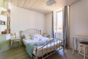 a bedroom with a bed and a desk and a window at Ker Roz - Belle maison 3 chambres- Proche Mer-Port in Cancale