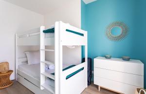 Le Celadon - Joli T3 moderne - 2 chambres avec في كانكال: سرير بطابقين أبيض في غرفة مع خزانة