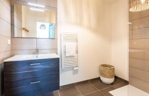 La salle de bains est pourvue d'un lavabo et d'un miroir. dans l'établissement Le Celadon - Joli T3 moderne - 2 chambres avec, à Cancale