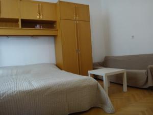 - une chambre avec un lit, un canapé et une table dans l'établissement M Apartments - Downtown, à Budapest