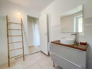 オーティニャックにあるCharmante Maison de Village - Plages 30'の洗面台と鏡のある白いバスルーム +29枚の写真