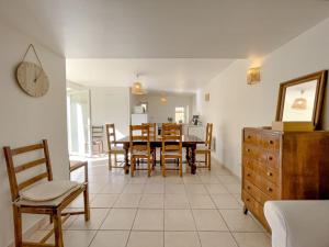 een keuken en eetkamer met een tafel en stoelen bij Charmante Maison de Village - Plages 30' in Autignac