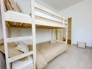 1 dormitorio con 2 literas en una habitación en Charmante Maison de Village - Plages 30', en Autignac