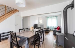 uma sala de jantar e sala de estar com mesa e cadeiras em Les Amarres - Maison familiale 3 chambres - Jardin em Saint Malo