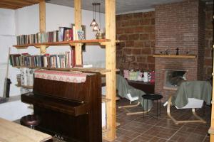 een woonkamer met een piano en een open haard bij Villa Mimi in Bazmakhpyur