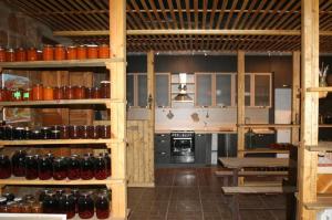 eine Küche mit Holzregalen, einem Tisch und einem Herd in der Unterkunft Villa Mimi in Bazmakhpyur