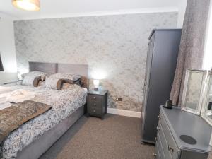 Un pat sau paturi într-o cameră la The Hideaway Waverton Villa