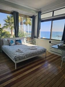 Un dormitorio con una cama con vista al mar. en VILLA RITA SEA FRONT VIEW SANREMO - Parcheggio gratuito in struttura, en San Remo