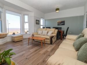 Sala de estar con 2 sofás y mesa en 46 The Promenade en Withernsea