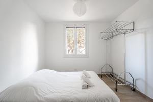 Ein Bett oder Betten in einem Zimmer der Unterkunft Les Aiguadines par Dodo à Cassis