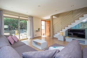 ein Wohnzimmer mit Sofa und Fernseher in der Unterkunft Antonia in Can Picafort