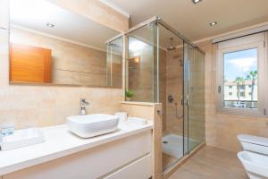 ein Badezimmer mit Waschbecken und Dusche in der Unterkunft Antonia in Can Picafort + 25 Fotos
