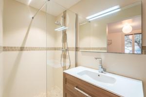 ein Badezimmer mit Waschbecken und Dusche in der Unterkunft Les Aiguadines par Dodo à Cassis in Cassis + 26 Fotos