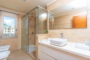 ein Badezimmer mit Waschbecken und Dusche in der Unterkunft Joan in Can Picafort + 27 Fotos