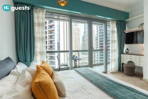 TV a/nebo společenská místnost v ubytování HiGuests - Royal 2BR Apt With Balcony Near Burj Khalifa