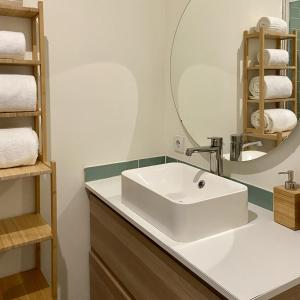bagno con lavandino e specchio di Saldanha Guest House a Lisbona