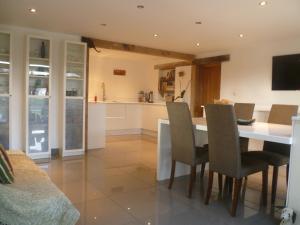 a kitchen and dining room with a table and chairs at Prestwick Oak - 2 Luxury Ensuite Doubles - Sleeps 4-6 - Rural Quirky Contemporary in Chiddingfold